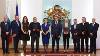 Президентът връчи държавни отличия на писатели, художници, певци и режисьори