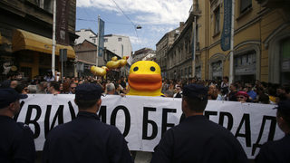 Хиляди сърби протестираха срещу подозрителни събаряния на сгради в Белград