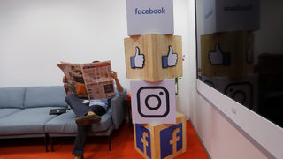 Facebook вече открива обидни снимки чрез изкуствен интелект