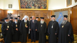 Синодът награди с <span class="highlight">църковен</span> <span class="highlight">орден</span> руския посланик Юрий Исаков