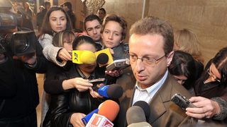 От "Синя София" пратиха слагащите колчета в центъра да връзват домати на село