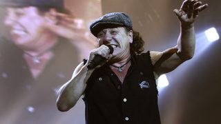 Учен създаде устройство, което може да спаси слуха на вокалиста на AC/DC