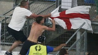 Руски фенове щурмуваха англичани след мача, има ранени и арестувани в хаоса