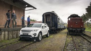 "Ленд Роувър Дискавъри Спорт" стана локомотив, теглещ 108 тона