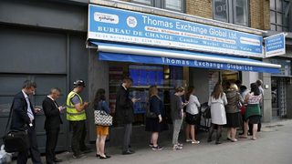 Британци усилено сменят лири за евро и долари