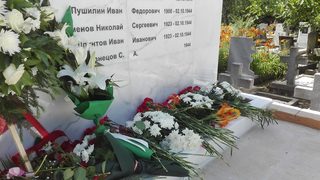 Дрънкане на оръжие и новата <span class="highlight">братска</span> <span class="highlight">могила</span> в София - най-коментираното в "Дневник"