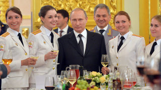 Снимка на деня: Путин и курсантите