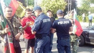 "Националисти" нападнаха в Бургас протестиращи срещу "Нощните вълци" на Путин (видео)