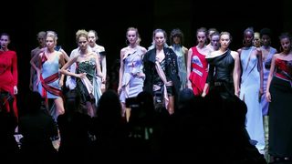Фотогалерия: Кашмир върху коприна от <span class="highlight">Versace</span>
