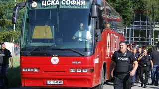 Привърженици на двата ЦСКА влязоха в конфликт на "Българска армия"