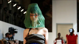 Фотогалерия: <span class="highlight">Джон</span> <span class="highlight">Галиано</span> отново себе си в Maison Margiela