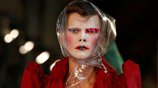 Фотогалерия: <span class="highlight">Джон</span> <span class="highlight">Галиано</span> отново себе си в Maison Margiela