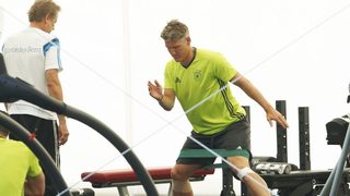 Швайнщайгер и Хьоведес подновиха тренировки преди мача с Франция