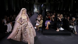 Фотогалерия: Малки и големи принцеси <span class="highlight">в</span> ревюто <span class="highlight">на</span> Ели Сааб