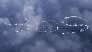 Видео: Едно малко момче срещу морското чудовище