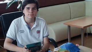 Ученици решават тестове по данъци