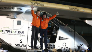 Solar Impulse 2 стана първият <span class="highlight">соларен</span> самолет обиколил света