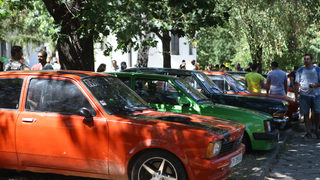 Фотогалерия: Първият парад на <span class="highlight">ретро</span> автомобили във Владая