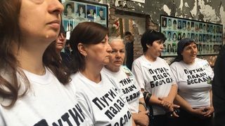 В Русия задържаха бивши заложници с надписи "Путин – палачът на <span class="highlight">Беслан</span>"