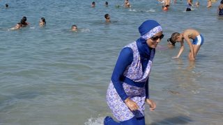 Френските курорти отмениха забраната за буркините