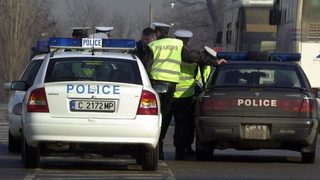 Полицейски сили от 4 звена задържаха след нощен екшън двама <span class="highlight">автокрадци</span> край Владая
