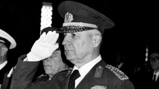 12 септември 1980: <span class="highlight">Кенан</span> <span class="highlight">Еврен</span> извършва военен преврат в Турция