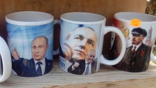 Путин – чашка, Живков – магнитче, или за кого е пропагандният кич