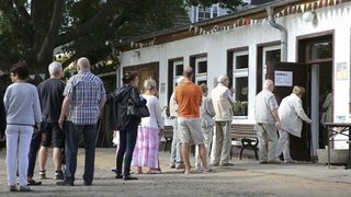 Партията на Меркел отстъпва и в Берлин