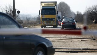 Мъж и <span class="highlight">дете</span> загинаха, след като влак помете кола на жп прелез (обновена)