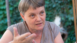 Д-р Йете Клаусен, акушерка: Няма оправдание за прилагането на "Кристелер" и пришпорването на родилките