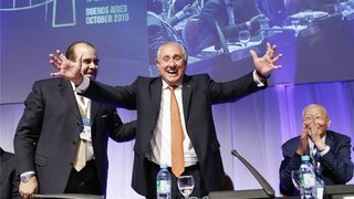 Президентът на международната федерация по волейбол получи нов мандат за 8 години