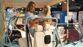 Фотогалерия: Жените край колите на автосалона в Париж