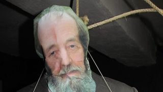 Комсомолци "обесиха" Солженицин пред музея на ГУЛаг в Москва