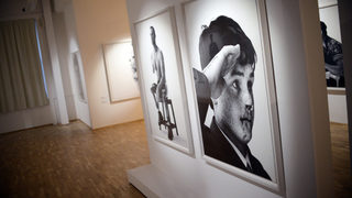 Снимка на деня: <span class="highlight">Брайън</span> <span class="highlight">Адамс</span> на откриването на изложбата си в София