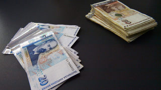 Работодатели канят синдикатите да обсъдят по-ниска <span class="highlight">минимална</span> <span class="highlight">заплата</span>