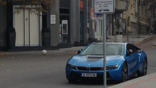 На i8 не му отива