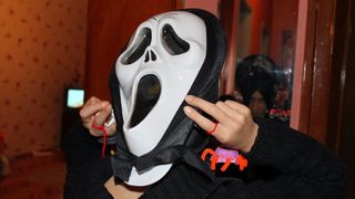 На Хелоуин: Страховити експерименти и гнусен кетъринг за децата