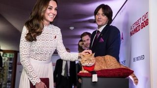 Филмът за уличния котарак Боб получи кралска премиера в Лондон