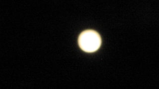 Не, не е <span class="highlight">супер</span> <span class="highlight">луна</span>