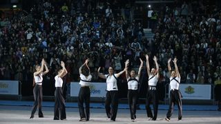 Ансамбълът изигра последното си съчетание в грандиозно шоу пред 12 хил. души