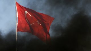 Управляващите в Турция оттеглят закон, оневиняващ изнасилвaнето на непълнолетни