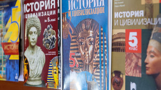 Издателства твърдят, че становищата за избор на учебници за 1 и 5 клас са поръчково написани