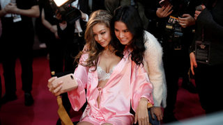 Ангелите на Victoria's Secret загряват за шоуто довечера