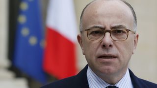Вътрешният министър на Франция Бернар Казньов ще поеме премиерския пост