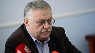 Шефът на Фонда за деца отрече да се бави лечението им