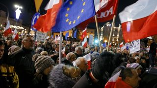 Хиляди протестираха срещу унищожаването на демокрацията в Полша