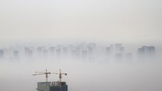 Северен Китай е потънал в опасен смог вече пети ден
