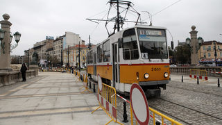 Сигнал за съмнителен <span class="highlight">багаж</span> временно спря транспорта в района на Лъвов мост