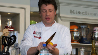 <span class="highlight">Джейми</span> <span class="highlight">Оливър</span> закрива няколко ресторанта заради Брекзит