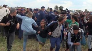 Унгарката операторка, спънала мигранти, бе осъдена на три години пробация